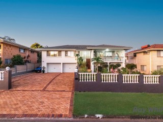 VERSATILE FAMILY HOME IN PRIME LOCATION!