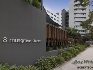 UNBEATABLE LOCATOIN IN HEART OF WEST END