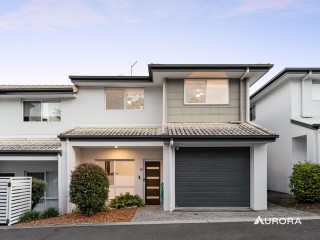 MODERN LOW MAINTENANCE TOWNHOUSE IN BOUTIQUE COMPLEX