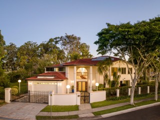 DELUXE DUAL LIVING RESIDENCE WITH PRIVATE ACCESS TO SUNNYBANK PLAZA