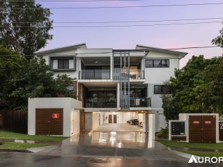 SPACIOUS TOP FLOOR 3 BEDROOMS LIVING IN PRIME LOCATION